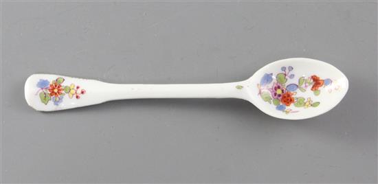 An Indianische Blumen salt spoon, probably 18th century Meissen, length 10.3cm